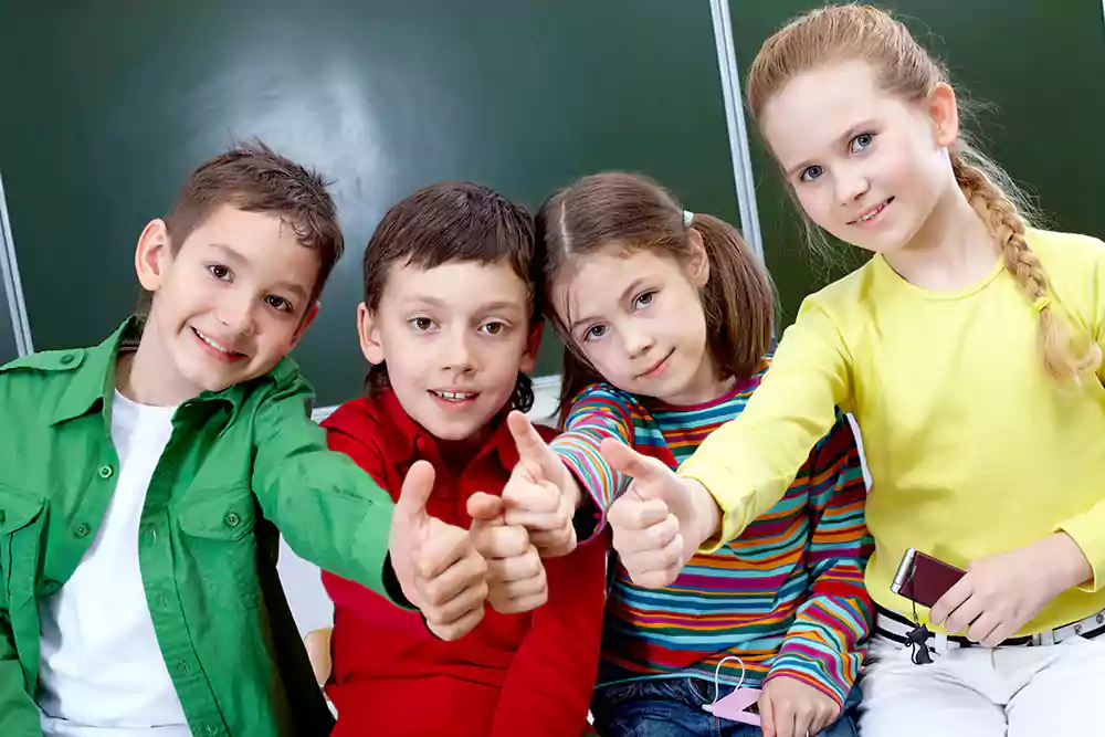 primary-students-with-thumbs-up