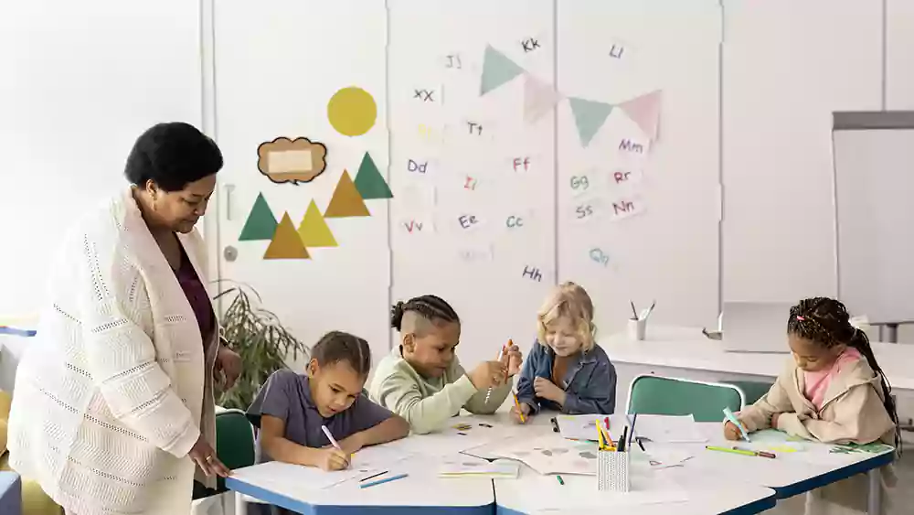 children-drawing-together-classroom